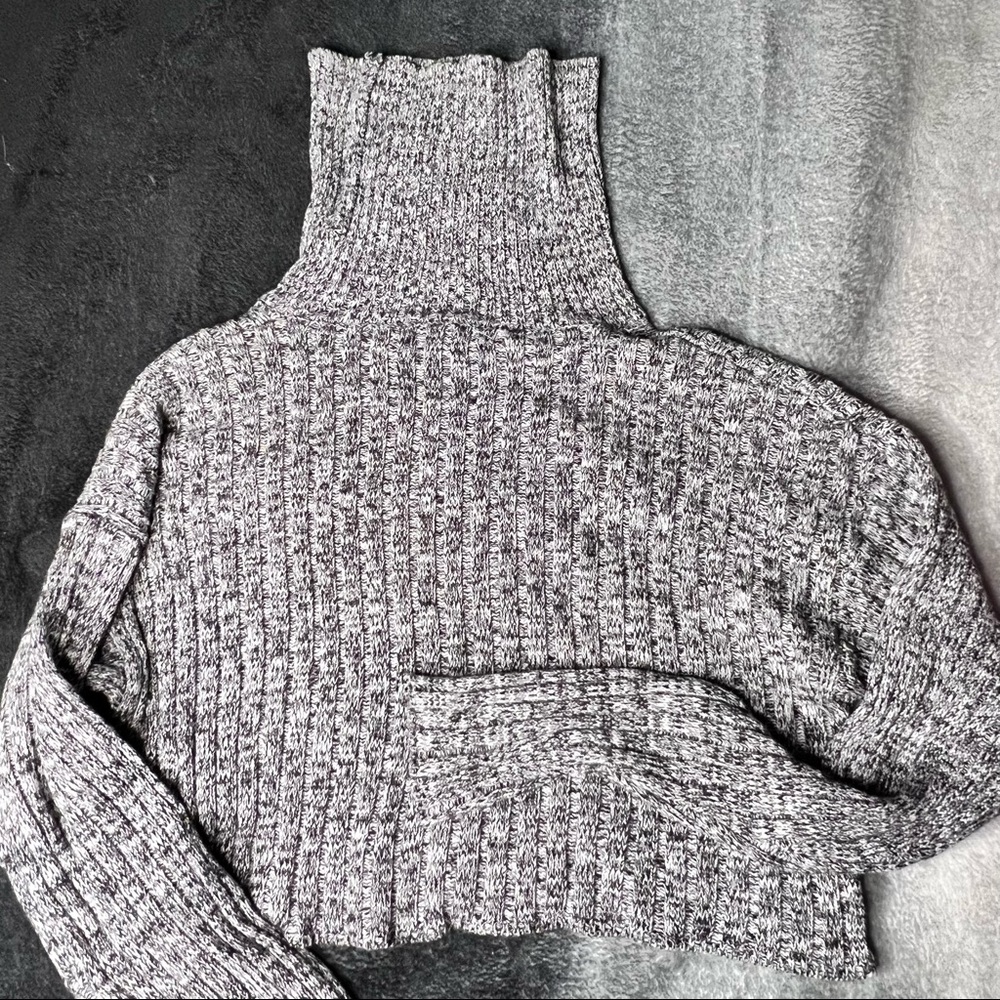 ✨ Crop top turtleneck sweater ✨